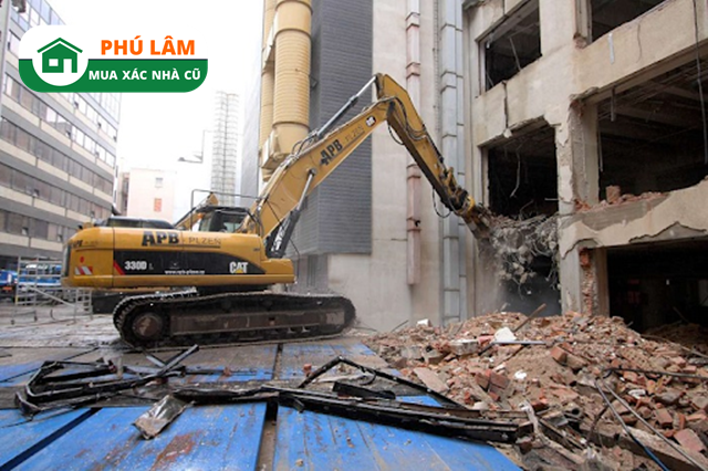 Phá dỡ nhà cũ Quận 4