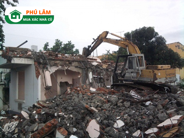 Phá dỡ nhà cũ Quận 4